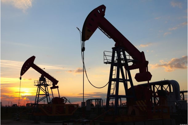 Oil prices rise above $50 a barrel on supply concerns